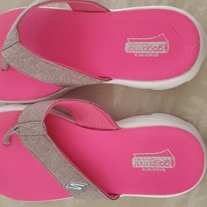 Sketchers gogamat flip flops